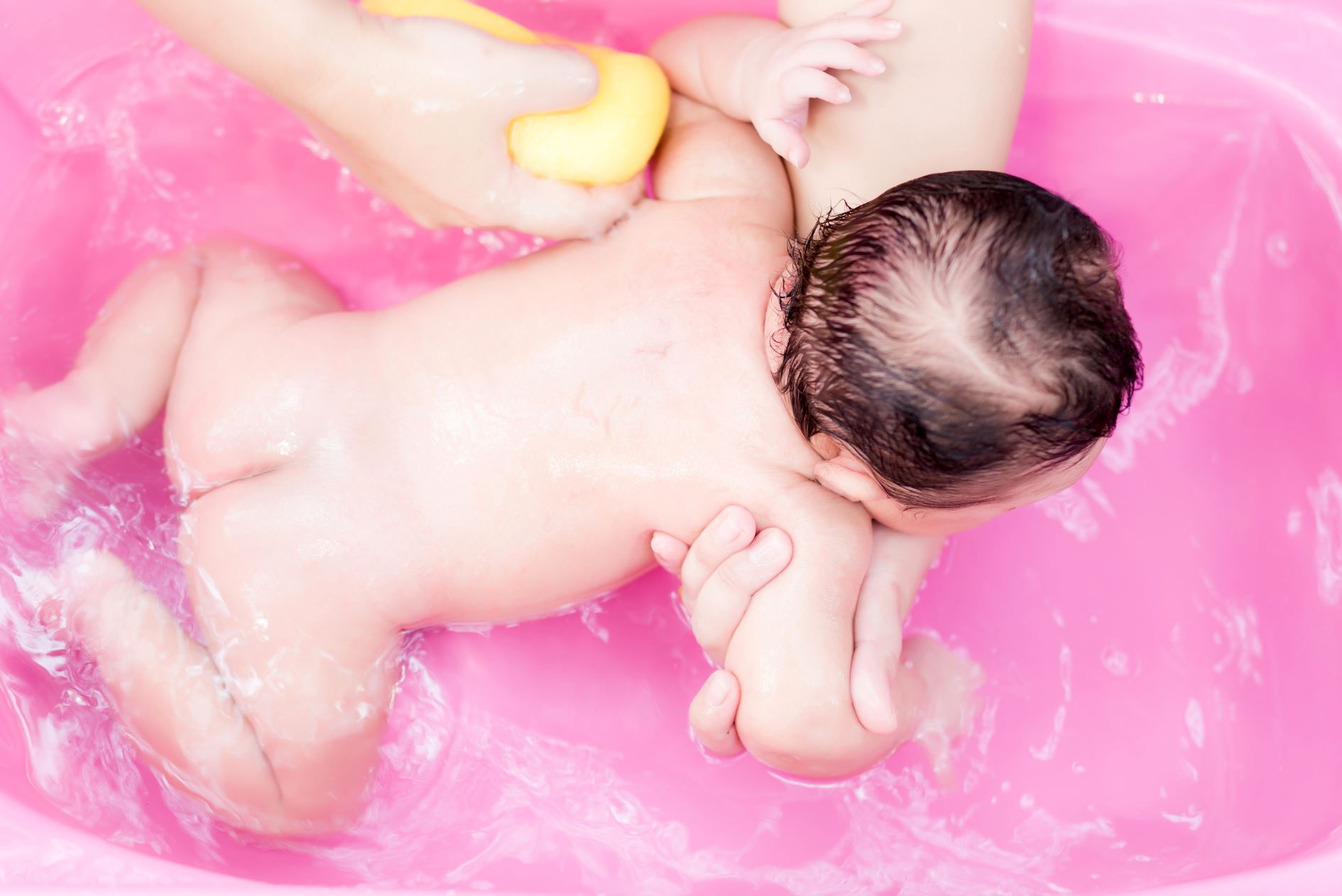 Совместное купание. Купание младенца. Купание грудничка в ванной 3 месяца. Мыло для купания новорожденного.