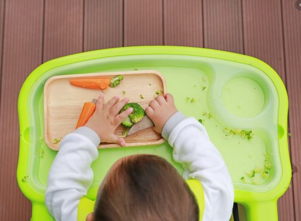 blw 
naj otrok izbira pot
baby lead weaning
hranjenje otroka
otrok
hrana